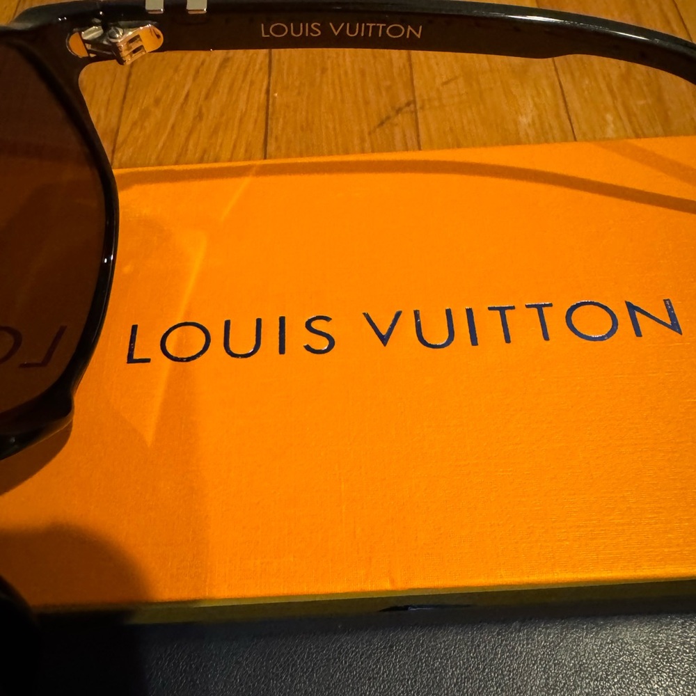 New in box - LV aviators - Picture 3 of 8